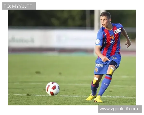 足球明星为何身材瘦弱背后的秘密与训练生活的关系分析